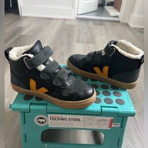 Veja Small V-10 Mid Winter Leather Sneaker Boys size 33